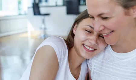 adolescente junto a su madre