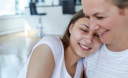 adolescente junto a su madre